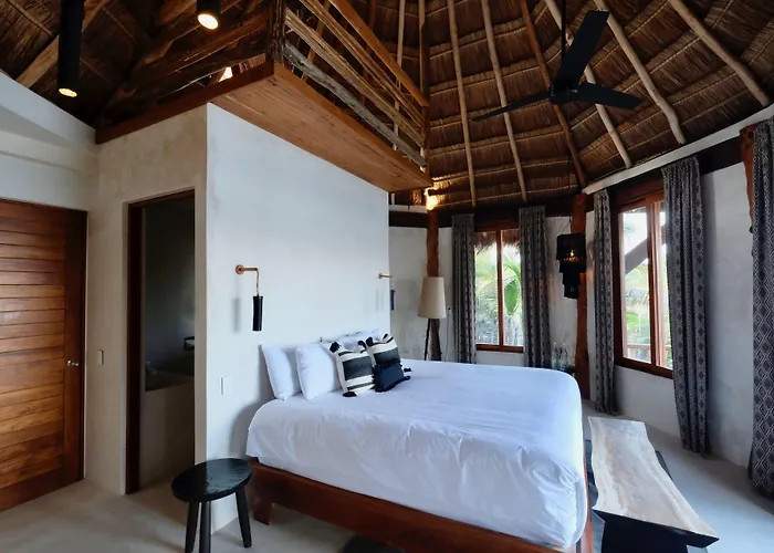 Hotel Casa Ganesh Beachfront 4*